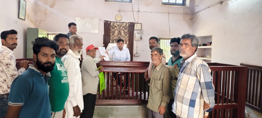 वाल्मीकि समाज के लोगों ने सफाई कर्मियों का वेतन बढ़ोतरी करने के संबंध में मुख्यमंत्री के नाम सौंपा ज्ञापन