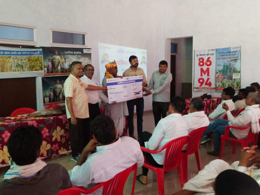 हवाई जहाज का टिकिट दे कर किया सम्मानित