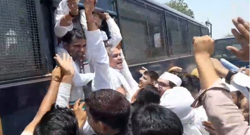 अलवर मे सीएम को ज्ञापन देने जा रहे कांग्रेस के लोगों को पुलिस ने हिरासत में लिया