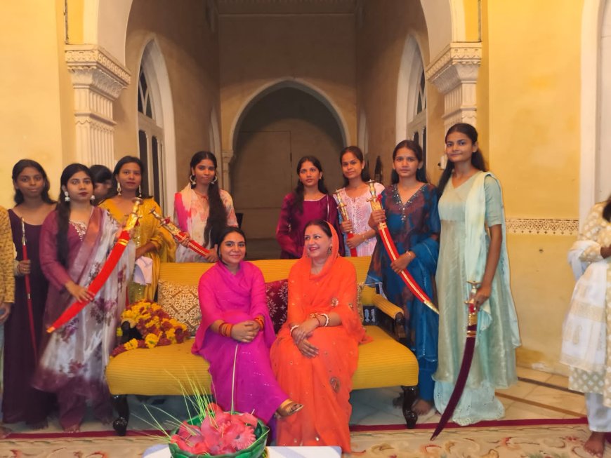 सिरोही राजपरिवार की सदस्य युवराणी सा आदिति कुमारी ने महिला सशक्तिकरण को बढ़ावा देते हुए महिलाओ को तलवार भेट कर आत्मरक्षा के लिए किया प्रोत्साहित