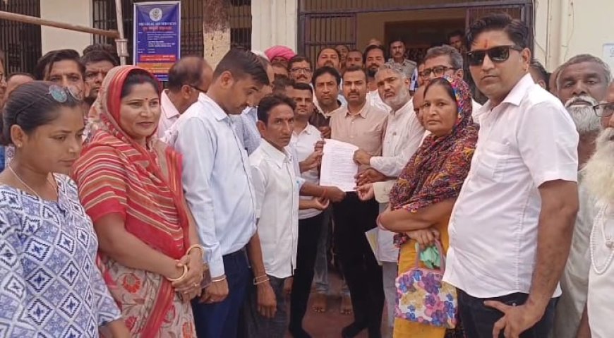 नगरपालिका द्वारा गलत रूप से किए जा रहे निर्माण कार्य को तुरंत रुकवाने की मांग को लेकर सौंपा ज्ञापन
