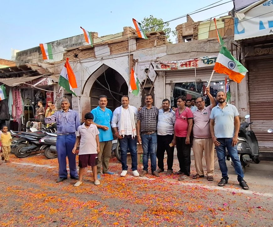 तिरंगा यात्रा का चौबुर्जा मोरी चार बाग व्यापार संघ व पार्षद चंदा ने किया जोरदार स्वागत