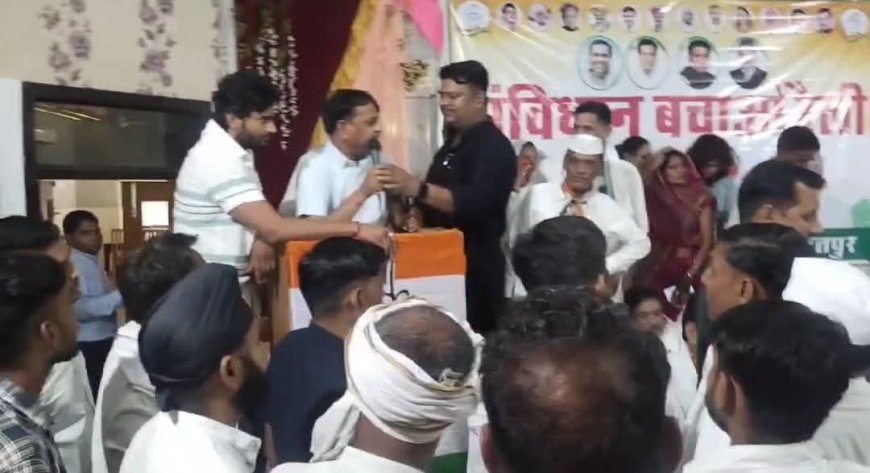 'संविधान बचाओ रैली' की तैयारियों को लेकर बुलाई गई बैठक में मंच पर बोलने को लेकर आपस में भिड़े कांग्रेसी