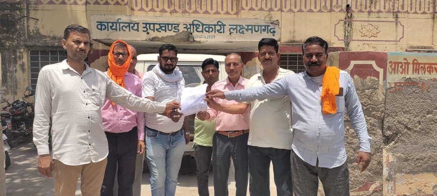 शराब ठेके पर मनमर्जी दर वसूलने को लेकर उपखंड अधिकारी को सोपा ज्ञापन