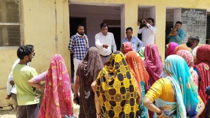 पानी की समस्या को लेकर लोगों ने जलदाय विभाग के बाहर किया प्रदर्शन, जलदाय विभाग के सहायक अभियंता को सोपा ज्ञापन