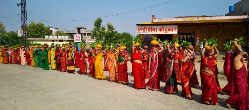 शिव परिवार एवं हनुमान जी महाराज की प्राण-प्रतिष्ठा के उपलक्ष्य में निकाली कलश यात्रा