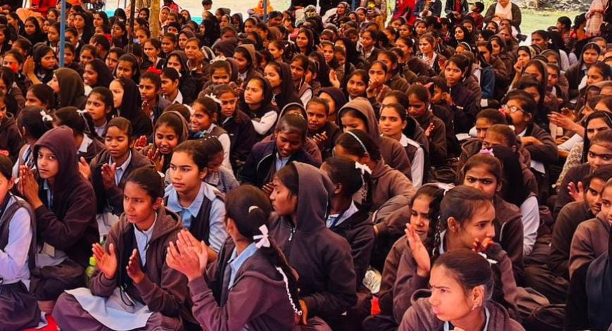 गोविन्दगढ़ में दो सत्र बीत जाने के बाद भी 8000 नोनीहालों को नहीं मिला यूनिफॉर्म सिलाई का पैसा