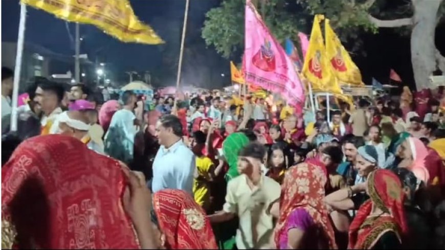 एकादशी पर्व को लेकर श्याम मंदिर पर रही श्रद्धालुओं की भीड़ श्रद्धालु पहुंचे ध्वज लेकर श्याम बाबा के जयकारों से गूंजा कस्बा