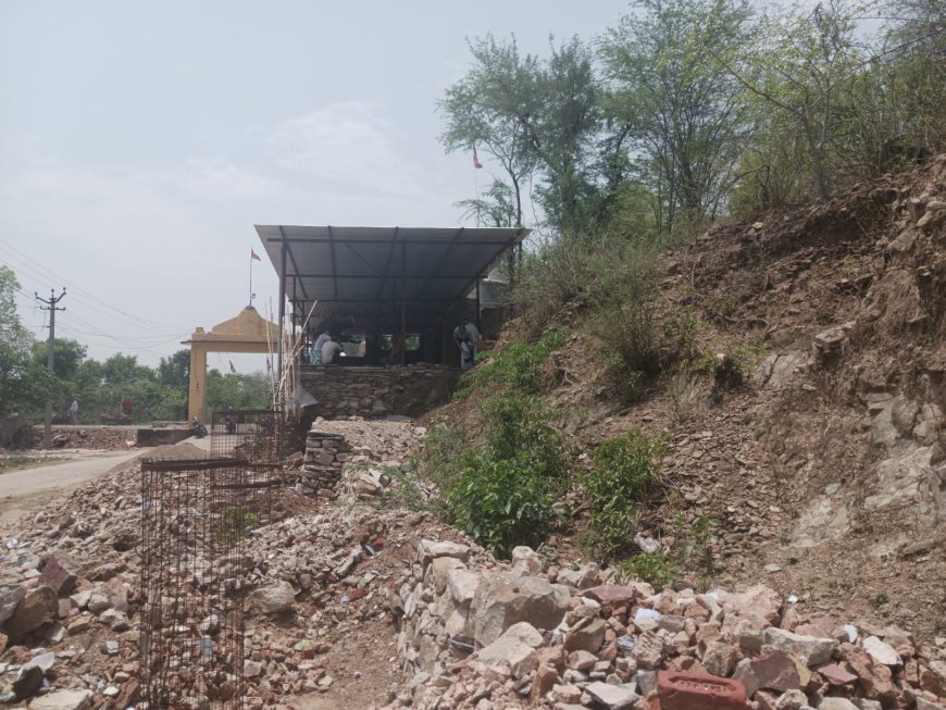 राजगढ़ माचाड़ी सड़क मार्ग पर छाहर्रीन धाम हनुमानजी मंदिर के मुख्य द्वार पर स्थित तीर्थेश्वर महादेव मंदिर पर प्रगति कार्य जोरों पर