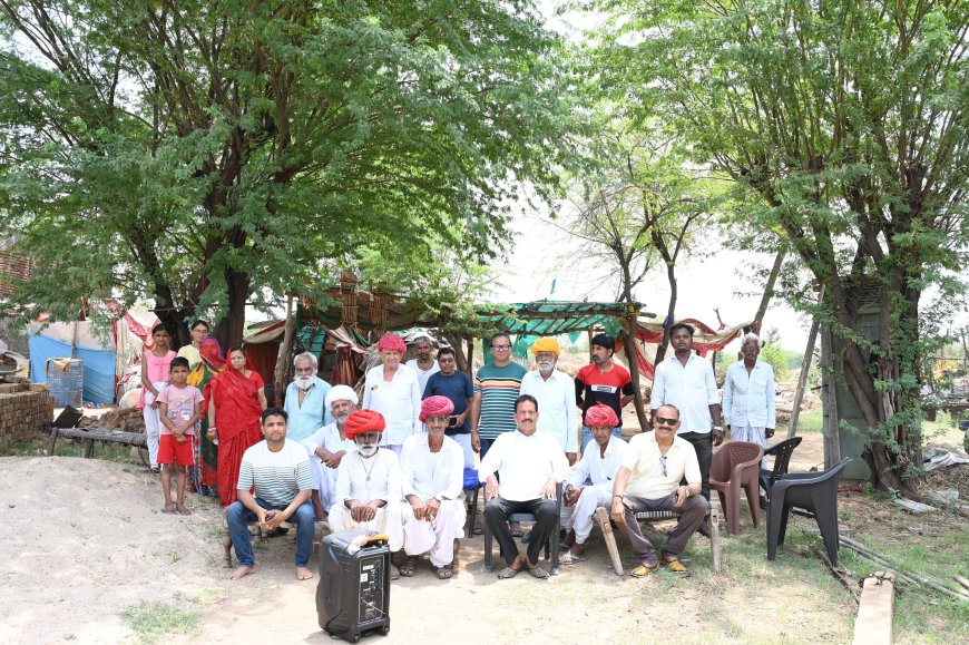 तखतगढ गौरव पथ रोड़ वगताराम निवास पर भाजपा कार्यकर्ताओं ने मन की बात का प्रयारण