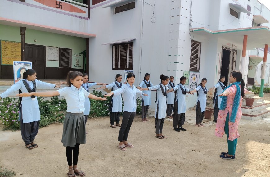 महात्मा गांधी राजकीय विद्यालय की छात्राओं ने सर्वधर्म प्रार्थना व योग किया. बेजुबान पक्षियों के लिए परिंडे भी लगाए