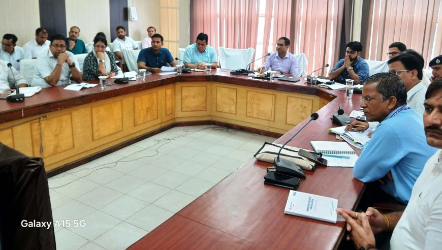 जिला कलक्टर ने ली साप्ताहिक समीक्षा बैठक, सभी विभाग विकास कार्यों को वर्षापूर्व गति देकर समय पर पूरा करायें- जिला कलक्टर