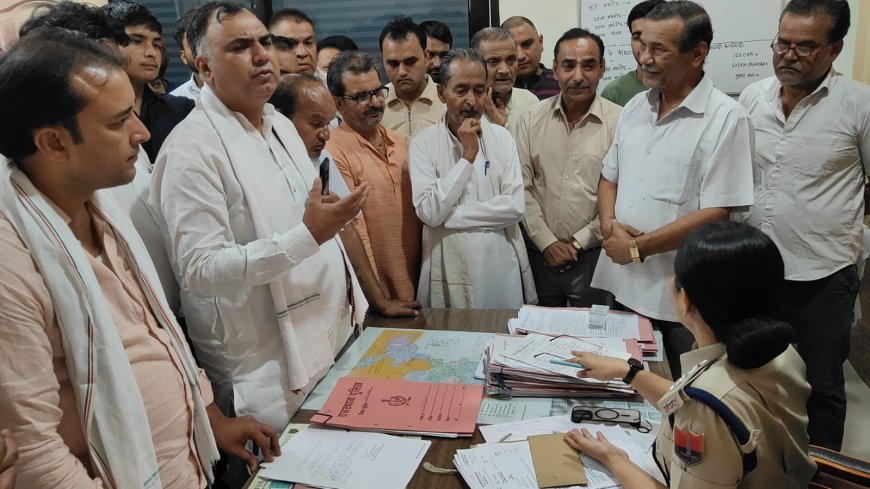 क्षेत्र में बढती चोरियों को लेकर डीएसपी को सोंपा ज्ञापन