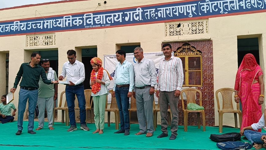 बोर्ड परीक्षा में उत्कृष्ट प्रदर्शन करने वाले विद्यार्थियों को किया गया सम्मानित