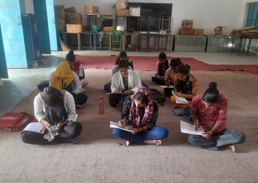 राजकीय कन्या महाविद्यालय में हुई प्रश्नोत्तरी व निबन्ध प्रतियोगिता