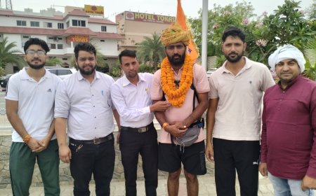 नीमराना पहुंचने पर पैदल पदयात्री का किया सम्मान