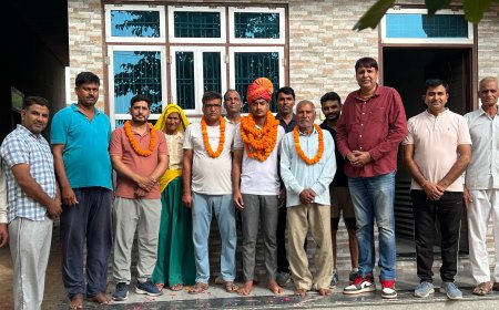 आईआईटी में चयन होने पर अंकित का विद्यालय स्टाफ ने किया सम्मान