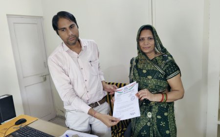 जर्जर विद्युत लाइन को बदलने ऑल इंडिया राजीव गांधी कांग्रेस जिला महिला अध्यक्ष ने सहायक अभियंता ग्रामीण को सौंपा ज्ञापन
