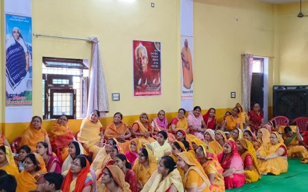 गायत्री जयंती के अवसर पर पांच कुण्डीय यज्ञ के बाद ट्रस्ट मंडल के मुख्य ट्रस्टी सहित अन्य को शपथग्रहण