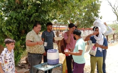 निर्जला एकादशी पर स्वर्गीय डॉक्टर एम पी खुराना की स्मृति में इंद्रा हैप्पी स्कूल के द्वार पर शरबत  की प्याऊ लगाई