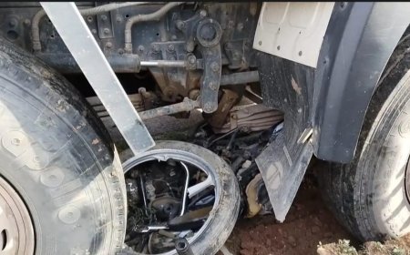 ट्रेलर ने बाइक सवार युवक को 15 फीट धसीटा, युवक की मौत :बाइक और युवक का शव ट्रेलर के नीचे फंसा