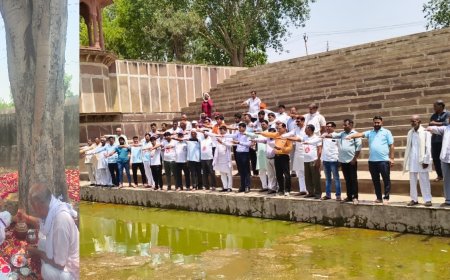 वंदे गंगा अभियान के तहत संतदास मंदिर जलाशय की सफाई, जल शपथ लेकर दिया जल संरक्षण का संदेश