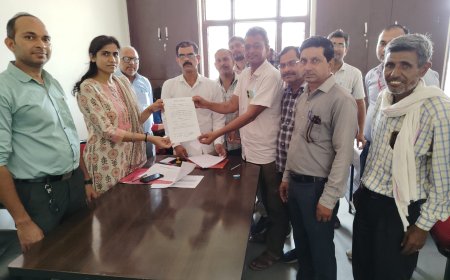 चुनाव मे निर्दलीय प्रत्याशी विजयी निर्वाचन अधिकारी ने पद गोपनीयता की शपथ दिलाई