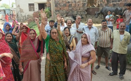 नौगावा पानी की समस्या को लेकर महिलाओं ने किया जलदाय कार्यालय का घेराव, जलदाय कर्मचारीयों के खिलाफ की नारेबाजी