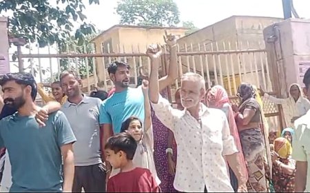 विधुत वितरण निगम कार्यालय के मुख्य द्वार को बंद कर की नारेबाजी और प्रदर्शन