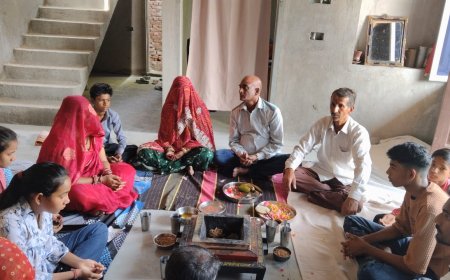 लोक कल्याण एवं विश्व शांति हेतु गायत्री यज्ञ मे आहुतियां दी