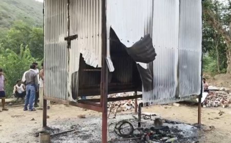 दुकान के खोखे में आग लगा कर की तोड़फोड़