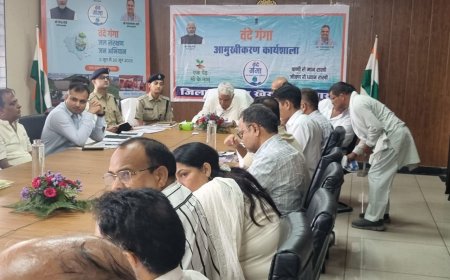 जिला प्रभारी मंत्री ने ली जिला स्तरीय अधिकारियों की बैठक