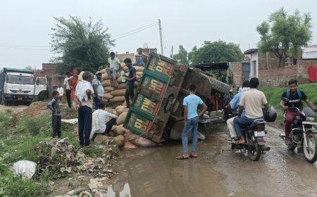 सड़क धंसने से गेहूँ से भरी ट्रैक्टर ट्रॉली पलटी, किसान  का हुआ नुकसान
