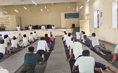 विशिष्ट केन्द्रीय कारागृह श्यालावास में जेल कार्मिकों के साथ बंदियों ने योगाभ्यास कर मनाया योग दिवस