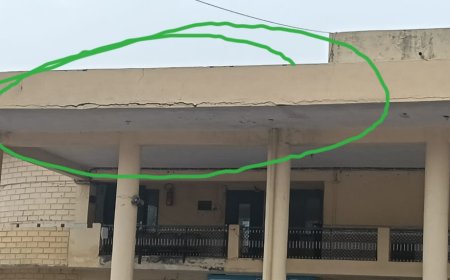 स्वामी विवेकानंद बस स्टैंड तखतगढ के बस स्थानक स्थल के ऊपर का छज्जा झर्झर कभी हो सकता है बडा हादसा