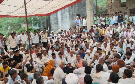 आरोपियों की गिरफ्तारी नहीं होने के विरोध में ग्रामीणों के समर्थन में अजबगढ कस्बे का बाजार दिनभर पूर्णतया बंद रहा