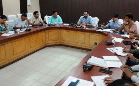 सरकार की मंशा के अनुरूप जिले के विकास को दे गति सभी अधिकारी रिजल्ट बेस कार्य कर आमजन को योजनाओं का लाभ दिलाऐं - जिला कलक्टर