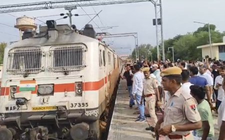 प्रयागराज ट्रेन का राजगढ़ मे शुरू हुआ ठहराव, ट्रेन चालक और परिचालक का किया स्वागत