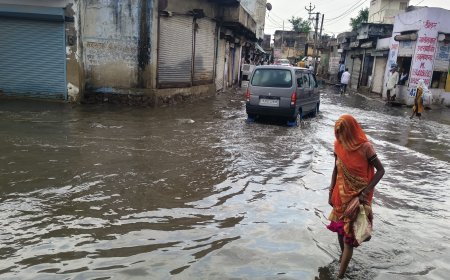 कई जगह हुई हल्की बारिश, गर्मी से मिली थोड़ी राहत सड़क पर पानी बना बाधक