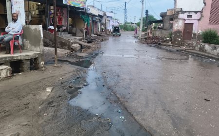 सड़क पर बह रहा है गंदा पानी लोग परेशान