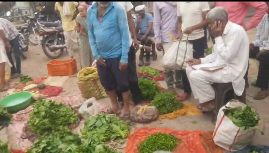 जगह का अभाव: मुख्य सड़क किनारे पर रोज लगाई जा रही सब्जी-मण्डी: भीडभाड और वाहनो के आवागमन से आमजन परेशानी