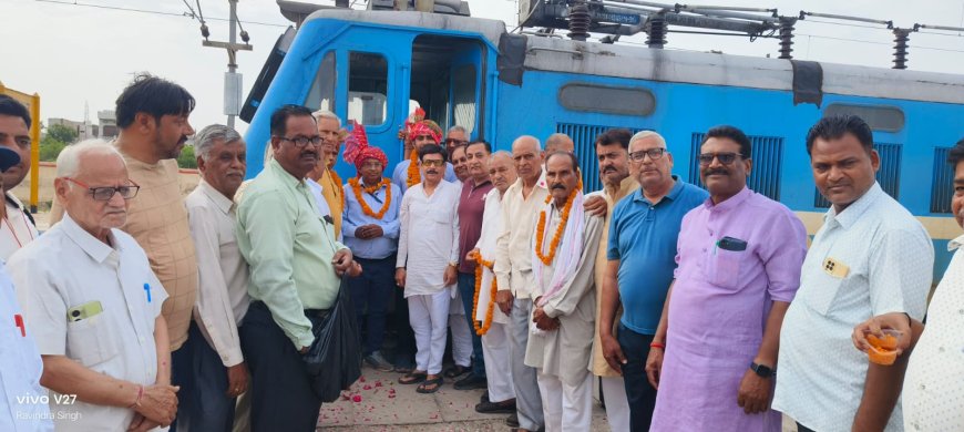 संघर्ष समिति की ट्रेन ठहराव की मांग को मिली सफलता: ट्रेन ठहराव की खुशी में जनता ने किया लोको पायलट, गार्ड व स्टेशन अधीक्षक का भव्य स्वागत
