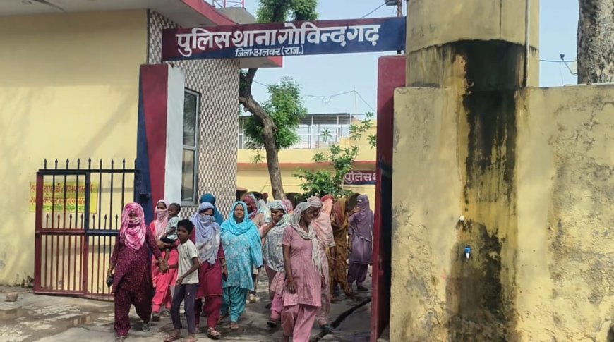 अवैध हथकड़ शराब से युवक की मौत का आरोप: गोविंदगढ़ थाने के आगे महिलाओं ने प्रदर्शन कर की कार्यवाही की मांग