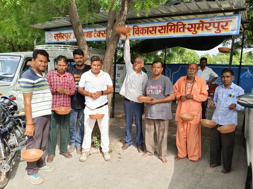 "प्यासे पंछियों को पानी पिलाओ एक परिंदा अवश्य लगाओ" कि तर्ज पर परिंदो के लिए परिंडे लगाए