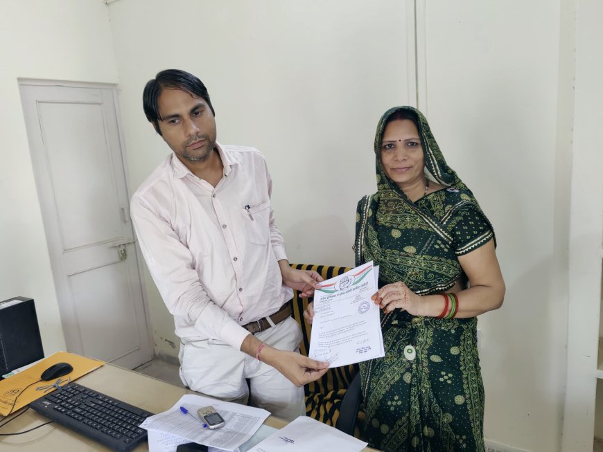 जर्जर विद्युत लाइन को बदलने ऑल इंडिया राजीव गांधी कांग्रेस जिला महिला अध्यक्ष ने सहायक अभियंता ग्रामीण को सौंपा ज्ञापन