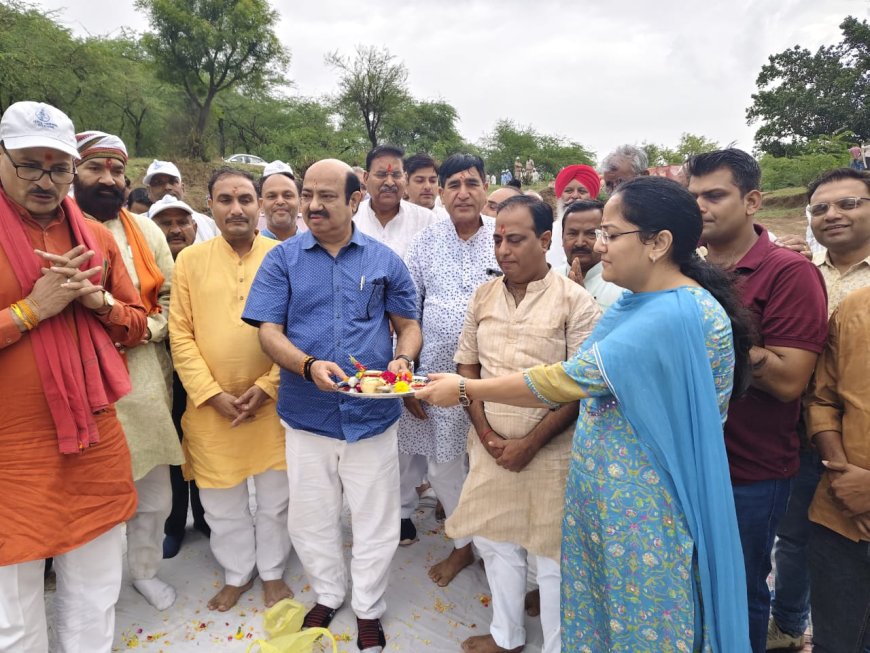 वंदे गंगा - जल संरक्षण जन अभियान, 111 तुलसी के पौधों का वितरण कर, प्रत्येक व्यक्ति से कि पांच पौधे लगाने की अपील