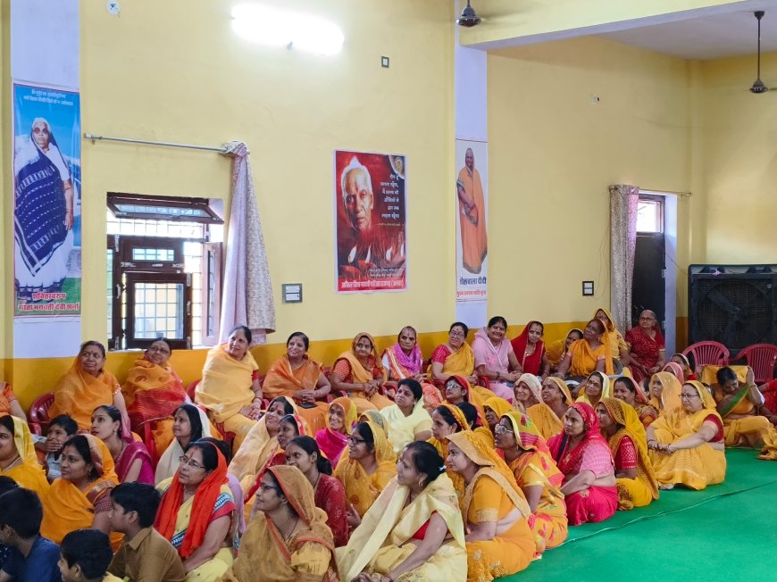 गायत्री जयंती के अवसर पर पांच कुण्डीय यज्ञ के बाद ट्रस्ट मंडल के मुख्य ट्रस्टी सहित अन्य को शपथग्रहण