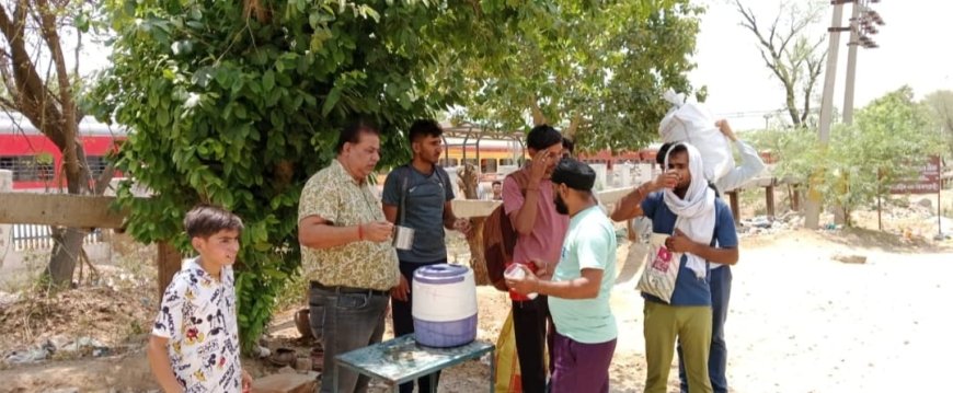 निर्जला एकादशी पर स्वर्गीय डॉक्टर एम पी खुराना की स्मृति में इंद्रा हैप्पी स्कूल के द्वार पर शरबत  की प्याऊ लगाई