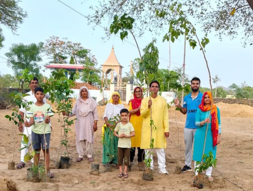 नवोदय विद्यालय शिक्षक ने छोटे भाई के जन्म दिवस पर किया पौधरोपण