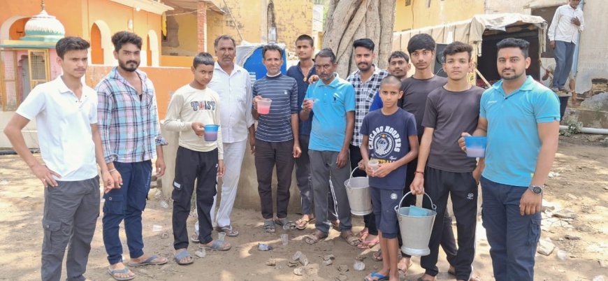 एकादशी पर धूमधाम से मनाई ,राहगीरों को किया ठंडाई का वितरण